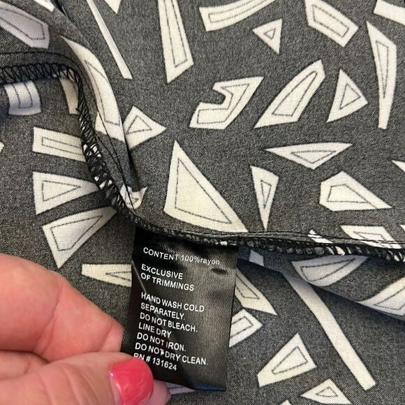 Calessa black white patterned long sleeve V neck blouse Size S New - Picture 9 of 9